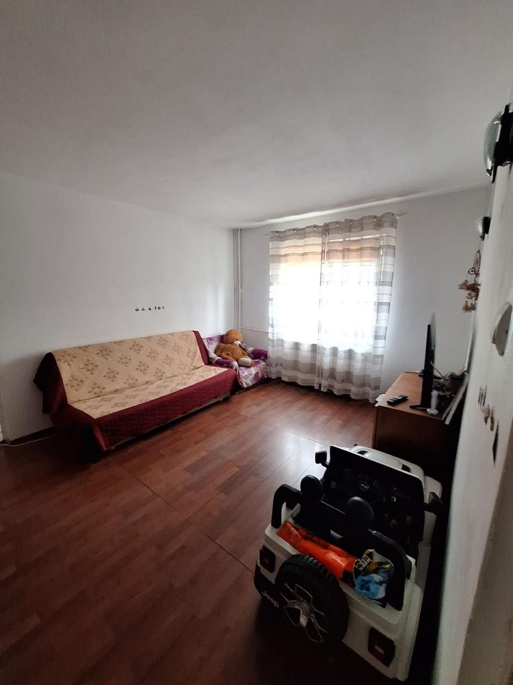 Apartament 3 camere etajul 2 zona Astra