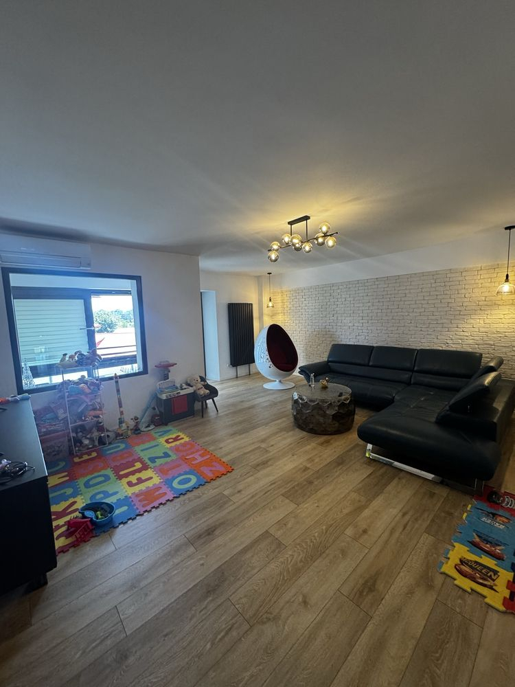 Apartament 4 camere decomandat zona Centrul Civic- Toamnei