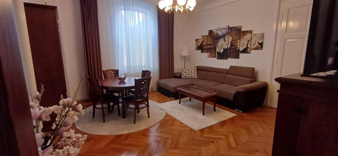 Apartament 3 camere etajul 1 Centrul Istoric