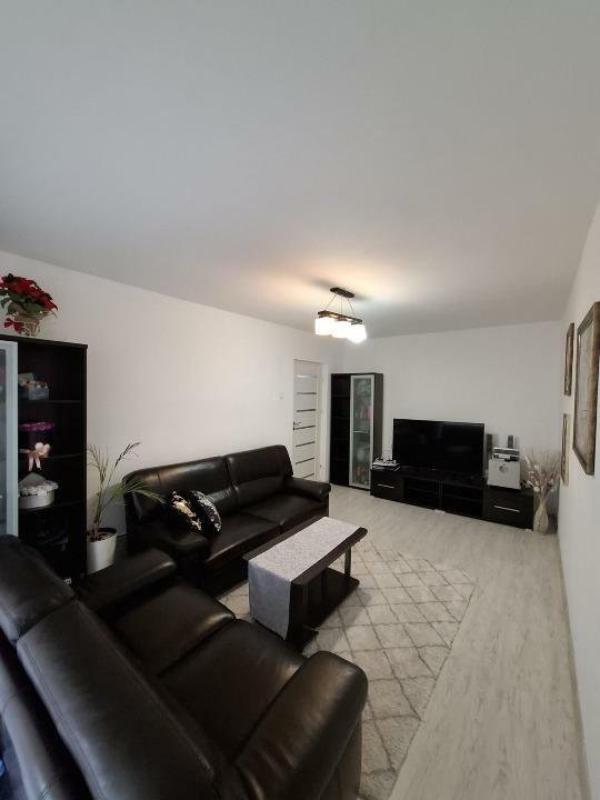 Apartament 3 camere decomandat etaj intermediar Racadau