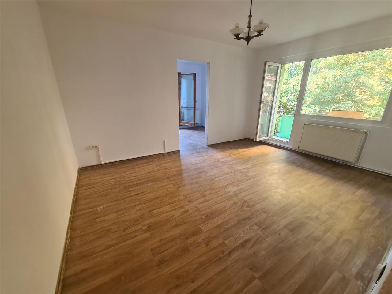 Apartament 3 camere etaj intermediar Calea Bucuresti