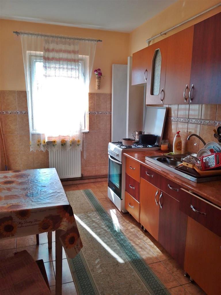 Apartament 4 camere, 2 bai, zona Gemenii