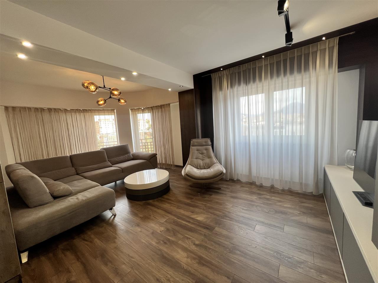 Apartament 4 camere decomandat intrare Racadau