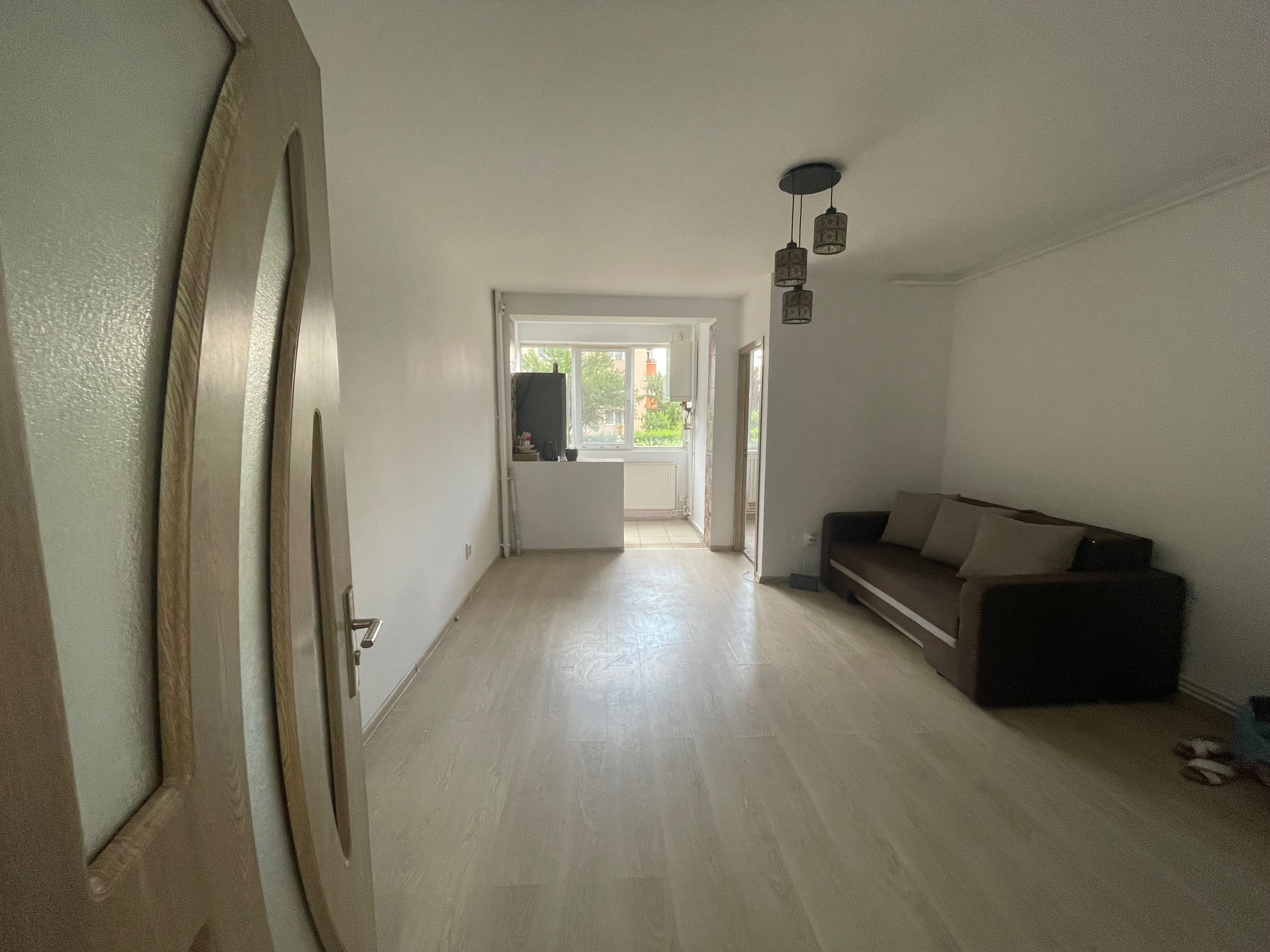 Garsoniera renovata zona Astra