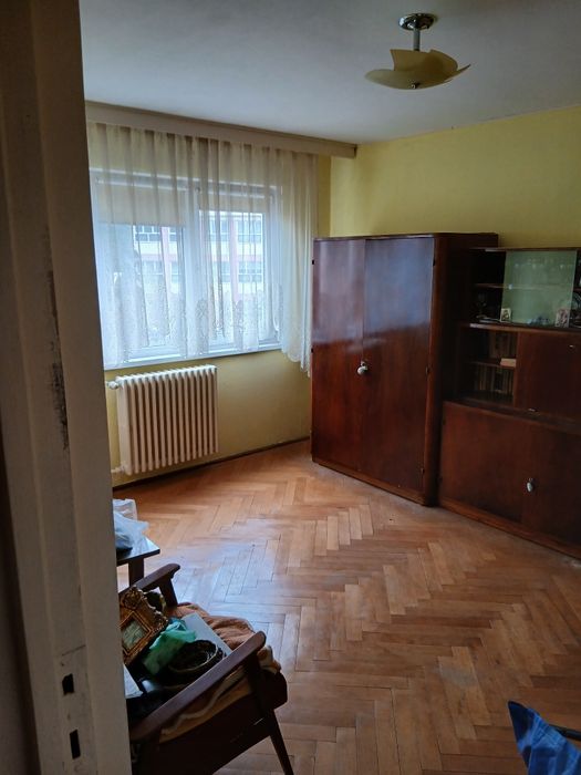 Garsoniera  decomandata zona Astra